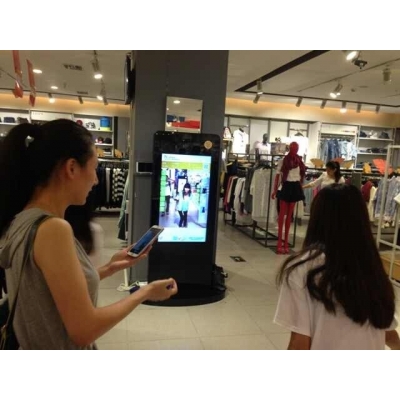深圳欧马连锁服饰店3d试衣镜/试衣广告机案例