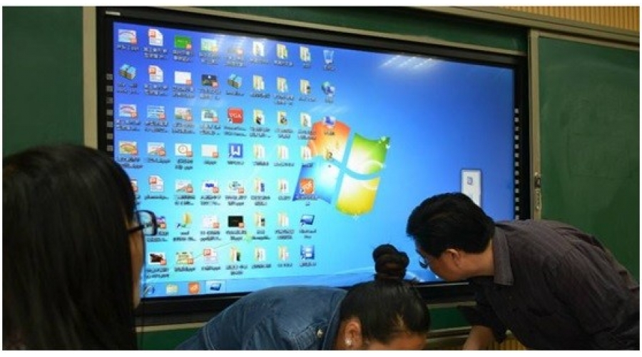 喀纳依买里村小学应用多媒体教学班班通一体机